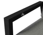 Nahaufnahme einer schwarzen Metallarmlehne mit silbernem Knopf und grauem Stoffbezug, seitliche Perspektive.