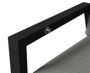 Nahaufnahme einer schwarzen Metallarmlehne mit silbernem Knopf und grauem Stoffbezug, seitliche Perspektive.