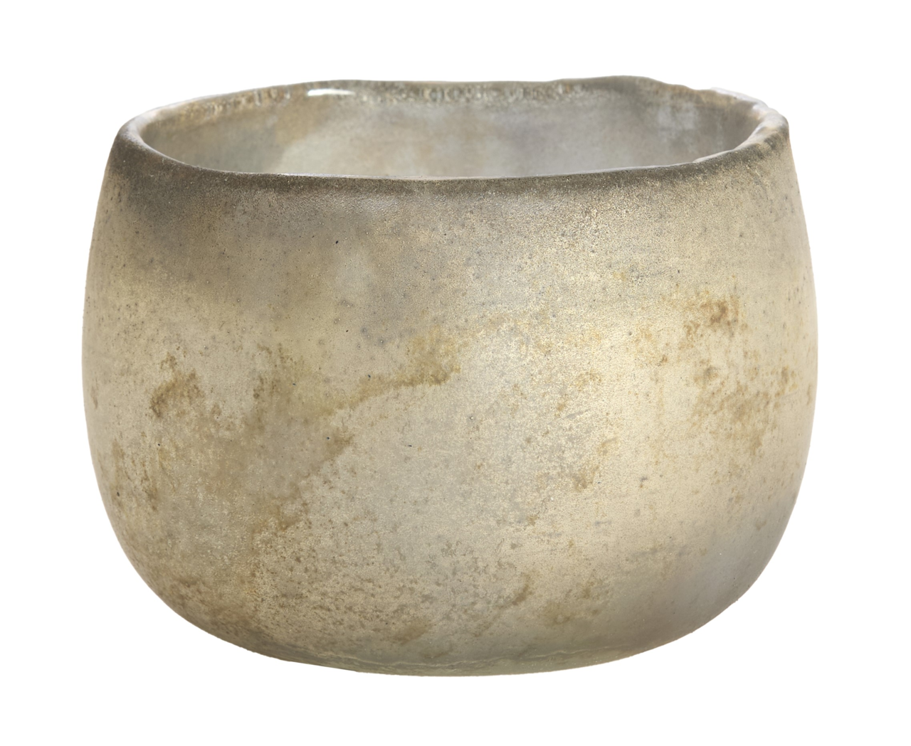 Nahaufnahme eines rustikalen, runden Teelichthalters aus Stein mit natürlicher Textur und erdigen Farbtönen.