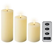Drei LED-Kerzen aus Wachs in verschiedenen Größen mit flackerndem Licht, begleitet von einer Fernbedienung. Frontalansicht.