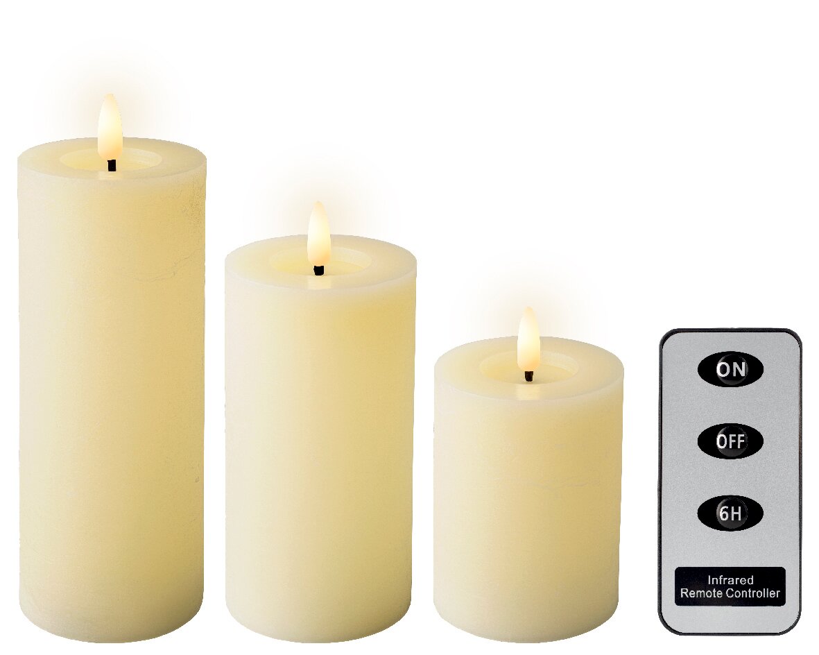 Drei LED-Kerzen aus Wachs in verschiedenen Größen mit flackerndem Licht, begleitet von einer Fernbedienung. Frontalansicht.