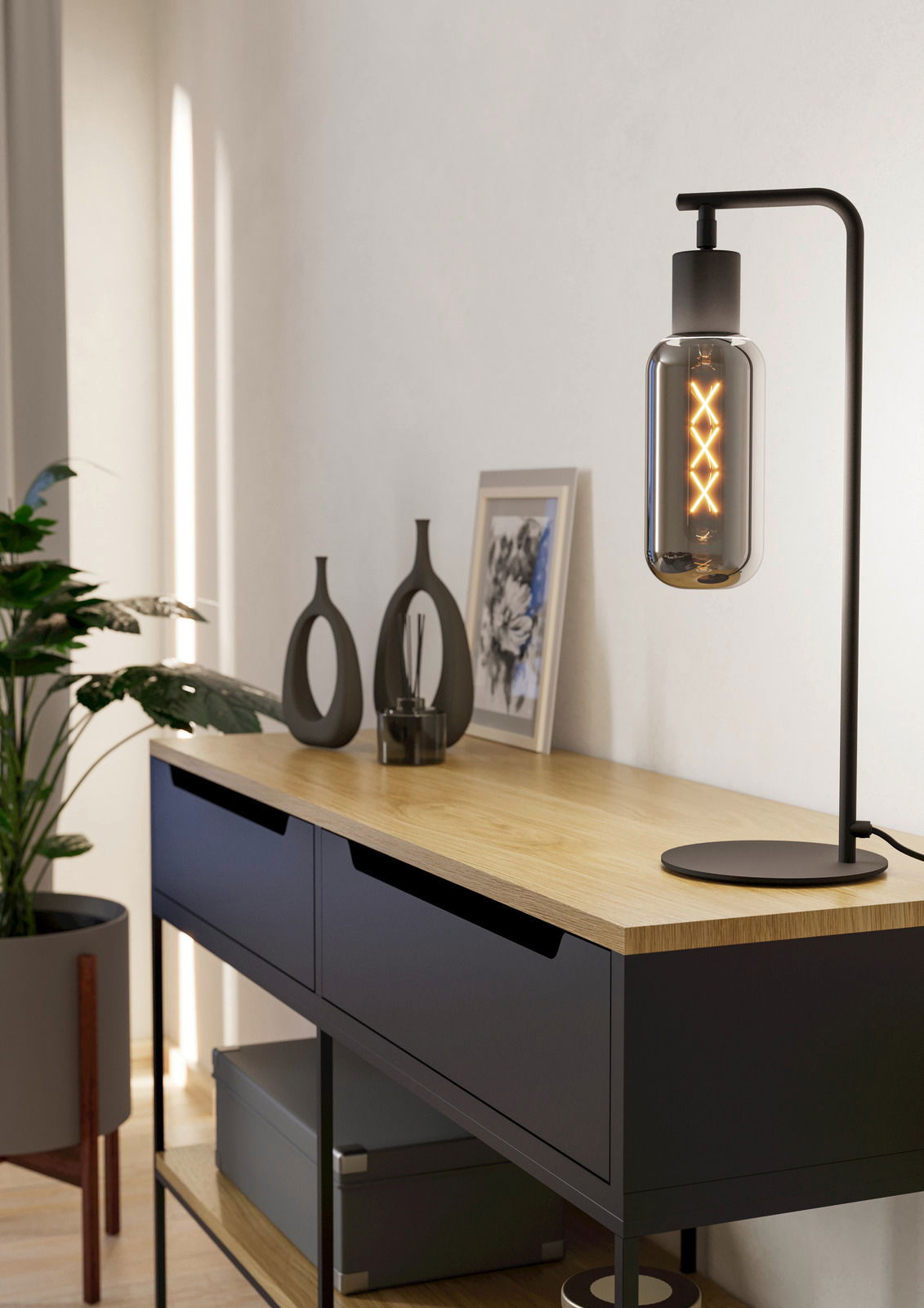 Eglo Leuchten Tischleuchte MAIONE Moderne Tischleuchte MAIONE mit schwarzem Gestell und dekorativer Glühbirne, seitliche Perspektive auf einem Holztisch.