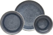 Driedelige servieset van keramiek met een donkerblauw-grijze, gespikkelde glazuurlaag en een beige rand (groot bord, schaal en kleine schaal), bovenaanzicht op een witte achtergrond