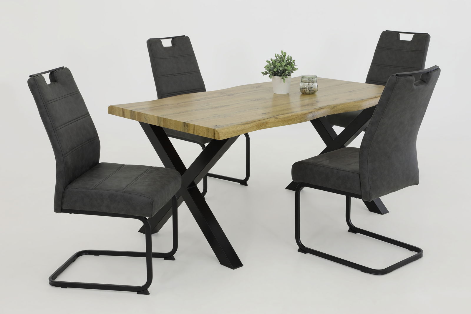 Esszimmer mit einem Holztisch und vier modernen Schwingstühlen in dunklem Grau, seitliche Perspektive
