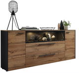 Modernes Sideboard aus Holz mit schwarzen Akzenten, dekoriert mit einer Lampe, Büchern und Pflanzen, seitliche Perspektive.