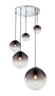 Moderne Hängeleuchte mit fünf rauchgrauen Glaskugeln, die von einer runden Deckenplatte hängen. Perspektive von unten.