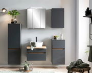 Moderner Spiegelschrank in einem stilvollen Badezimmer, frontal betrachtet, umgeben von grauen Schränken und einem Waschbecken mit Holzdetails.