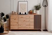 Modernes Sideboard aus Holz mit Schubladen und Türen, dekoriert mit Pflanzen und Kunstobjekten, frontal fotografiert.
