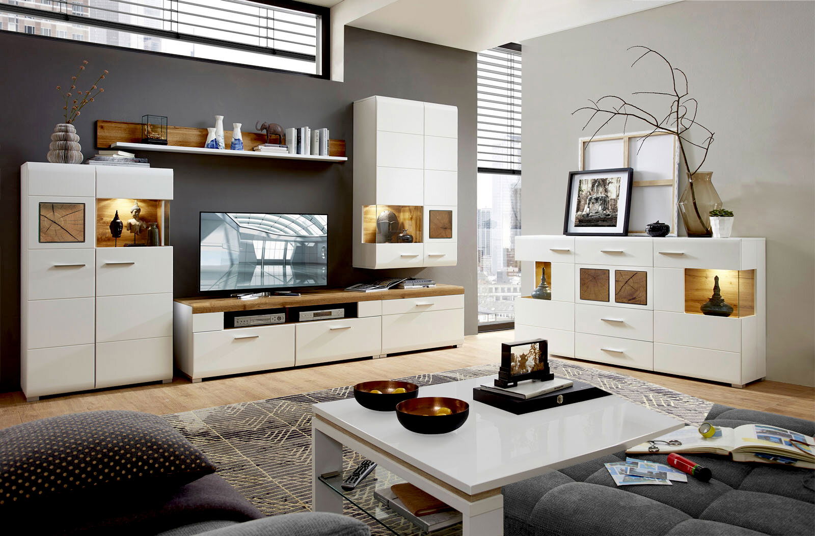 Z2 Sideboard FUN PLUS Moderne Wohnwand und Sideboard in einem stilvollen Wohnzimmer, Perspektive von vorne.