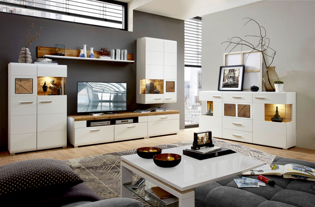 Moderne Wohnwand und Sideboard in einem stilvollen Wohnzimmer, Perspektive von vorne.