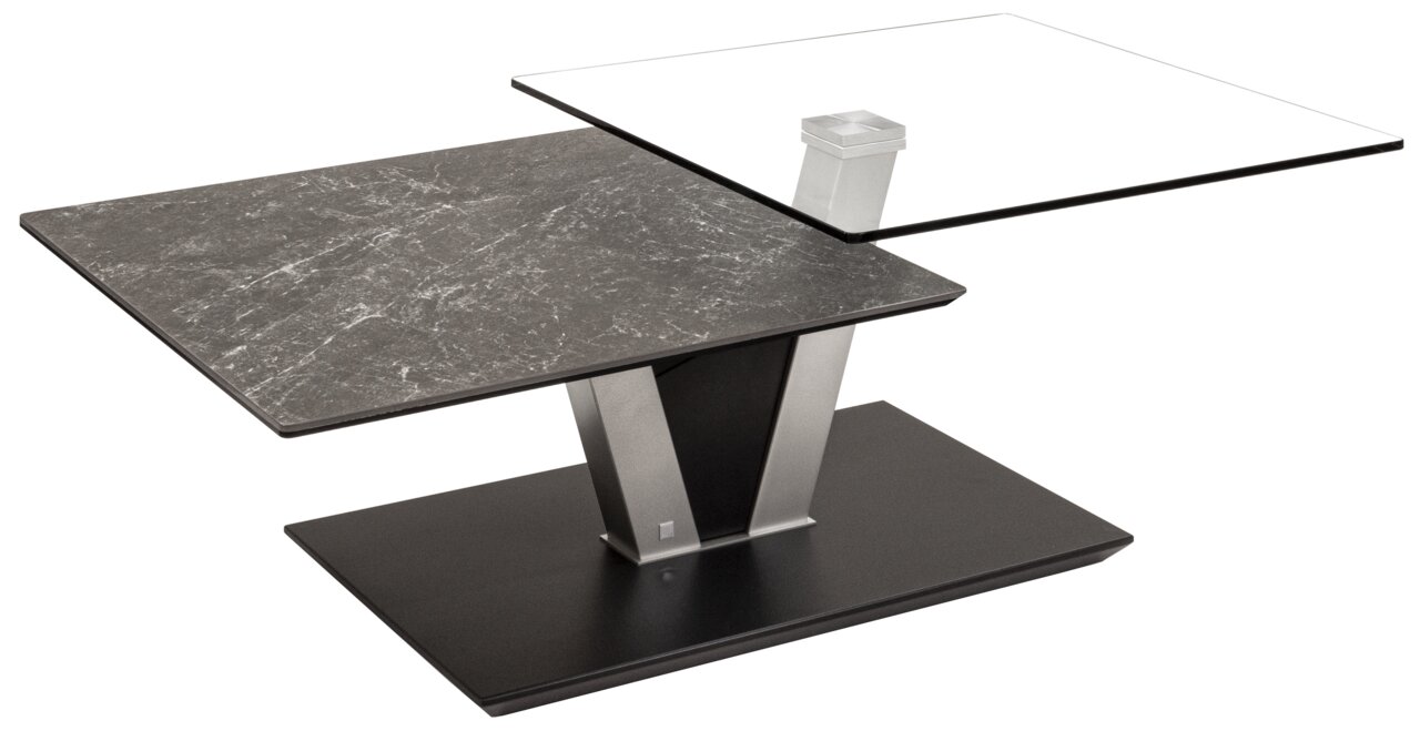 Moderner Couchtisch mit zwei versetzten Tischplatten, eine aus Glas und eine mit Marmoroptik, auf einer stabilen Metallbasis. Perspektive von schräg oben.