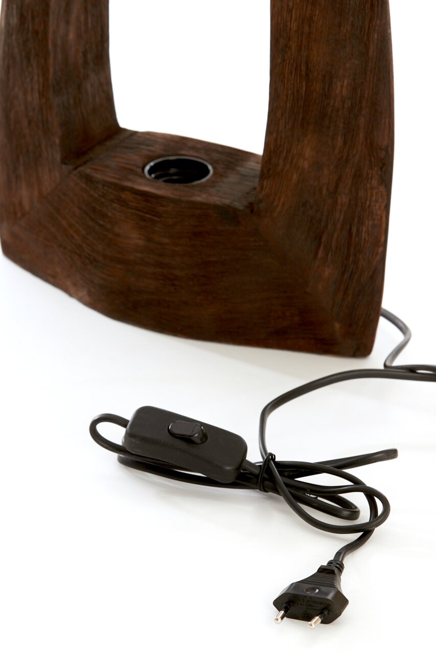 Nahaufnahme einer Tischleuchte aus dunklem Holz mit Kabel und Schalter, seitliche Perspektive