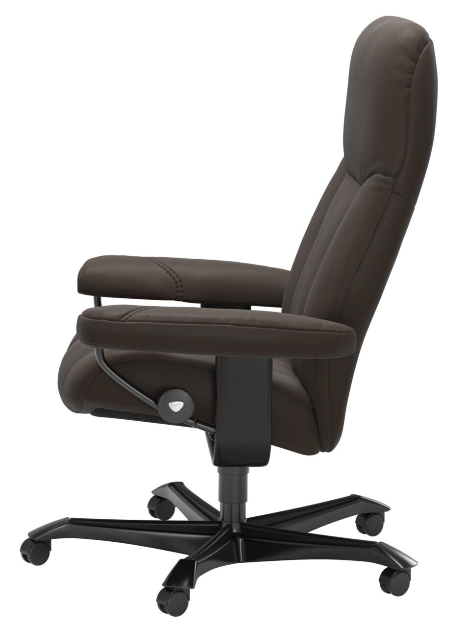 Seitliche Ansicht eines schwarzen Chefsessels mit gepolsterten Armlehnen und Rollen.