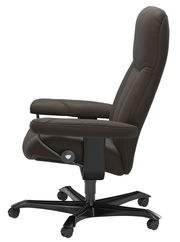 Seitliche Ansicht eines schwarzen Chefsessels mit gepolsterten Armlehnen und Rollen.