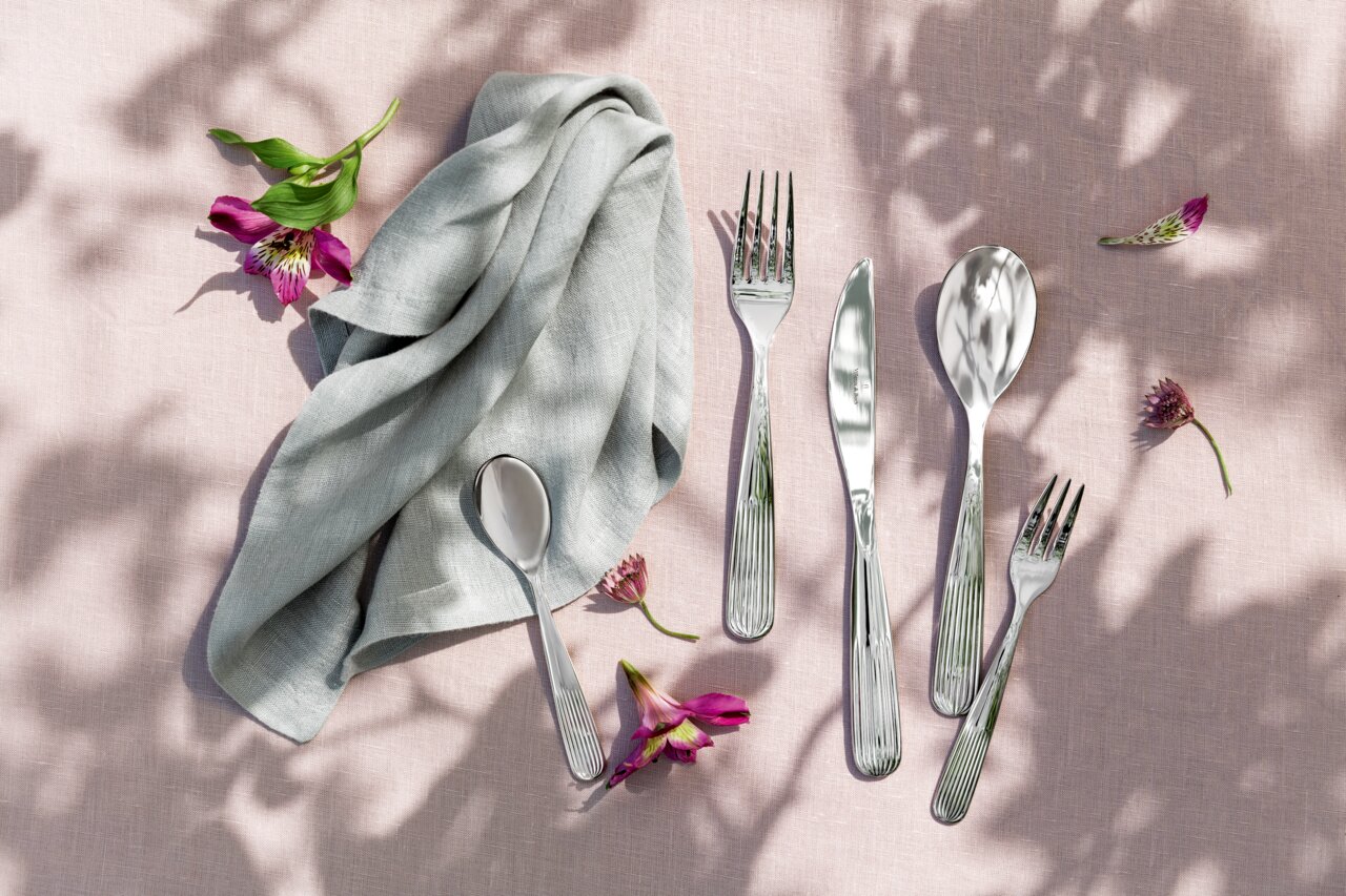 Villeroy & Boch Besteckset 30-tlg. ROSE GARDEN Elegantes Besteckset Rose Garden, bestehend aus Gabeln, Messern und Löffeln, auf einem Tisch mit rosa Tischdecke und Blumen, aus der Vogelperspektive fotografiert.