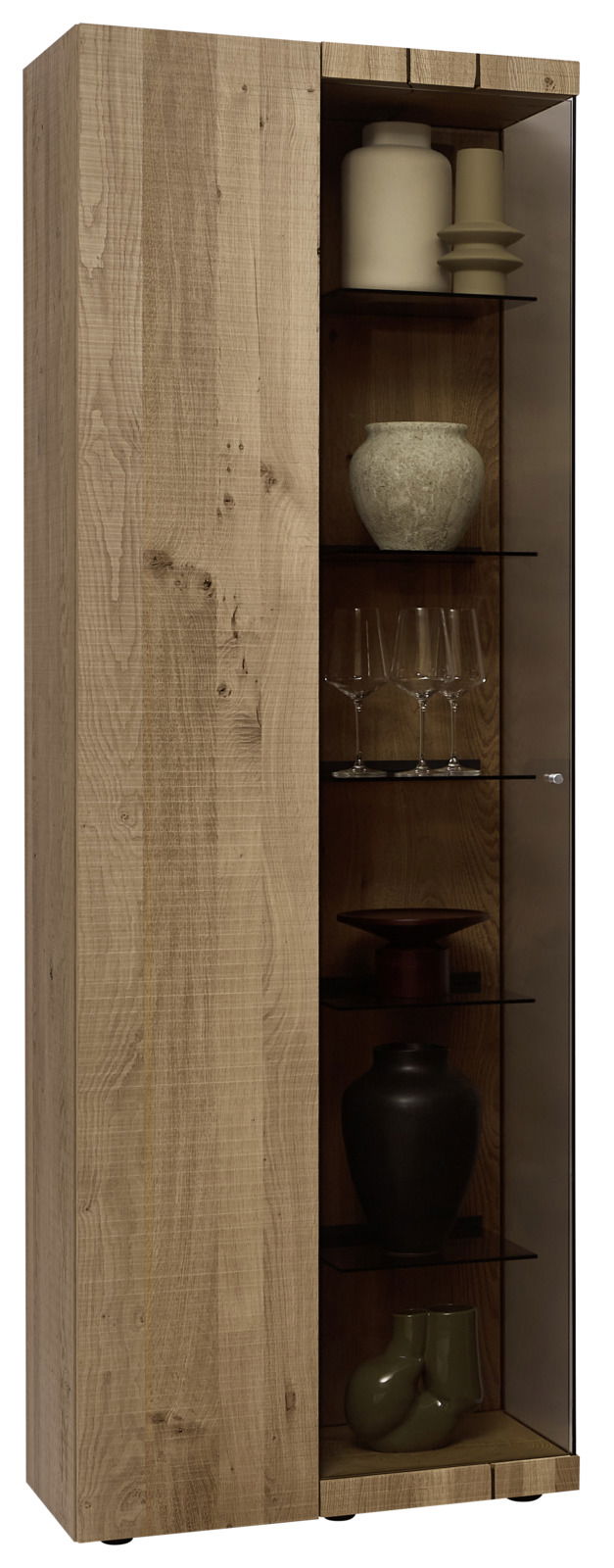 Holzvitrine mit Glastür, linke Perspektive, gefüllt mit dekorativen Objekten wie Vasen und Gläsern.