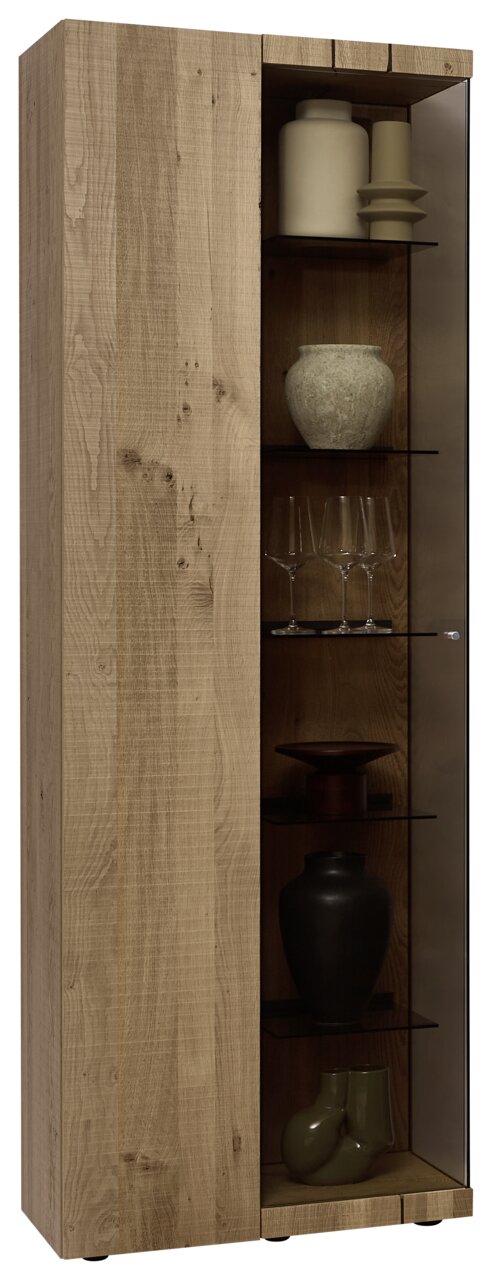 Holzvitrine mit Glastür, linke Perspektive, gefüllt mit dekorativen Objekten wie Vasen und Gläsern.