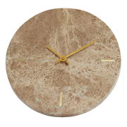 Runde Wanduhr aus braunem Marmor mit goldenen Zeigern und minimalistischen Markierungen, Draufsicht.