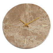 Runde Wanduhr aus braunem Marmor mit goldenen Zeigern und minimalistischen Markierungen, Draufsicht.