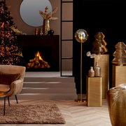 Goldene Säule 30,5x30,5x80 cm in einem stilvollen Wohnzimmer mit Kamin, dekoriert mit Vasen und Pflanzen, seitliche Perspektive.