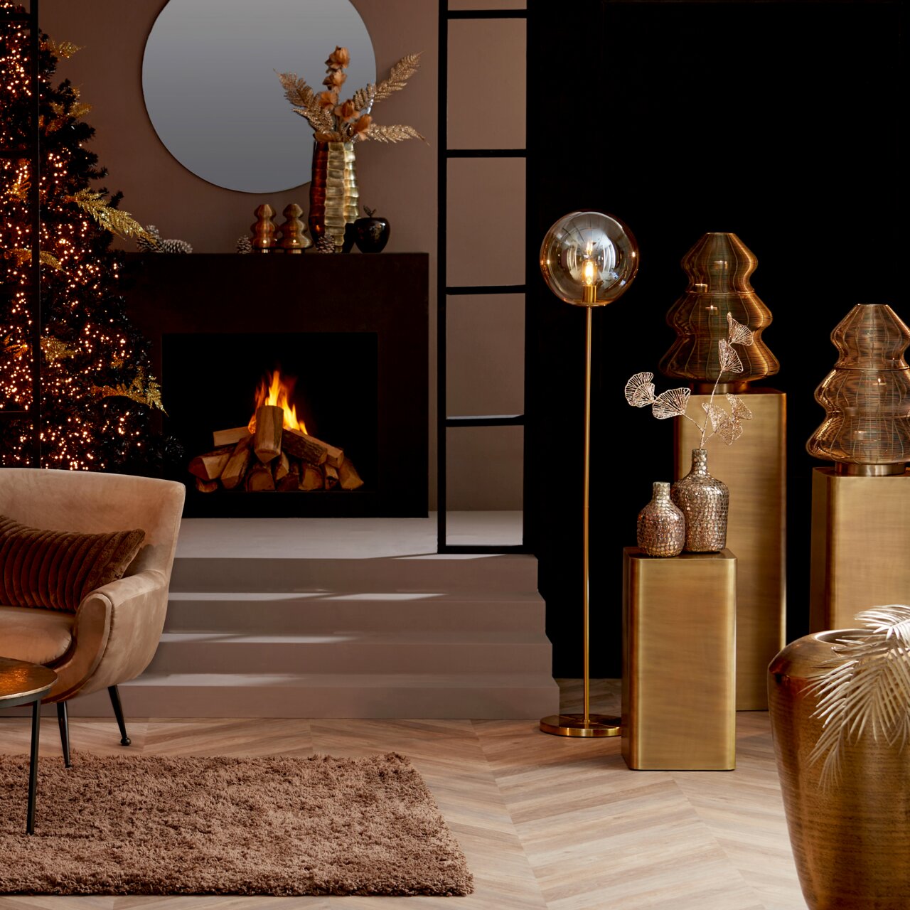 Goldene Säule 30,5x30,5x80 cm in einem stilvollen Wohnzimmer mit Kamin, dekoriert mit Vasen und Pflanzen, seitliche Perspektive.