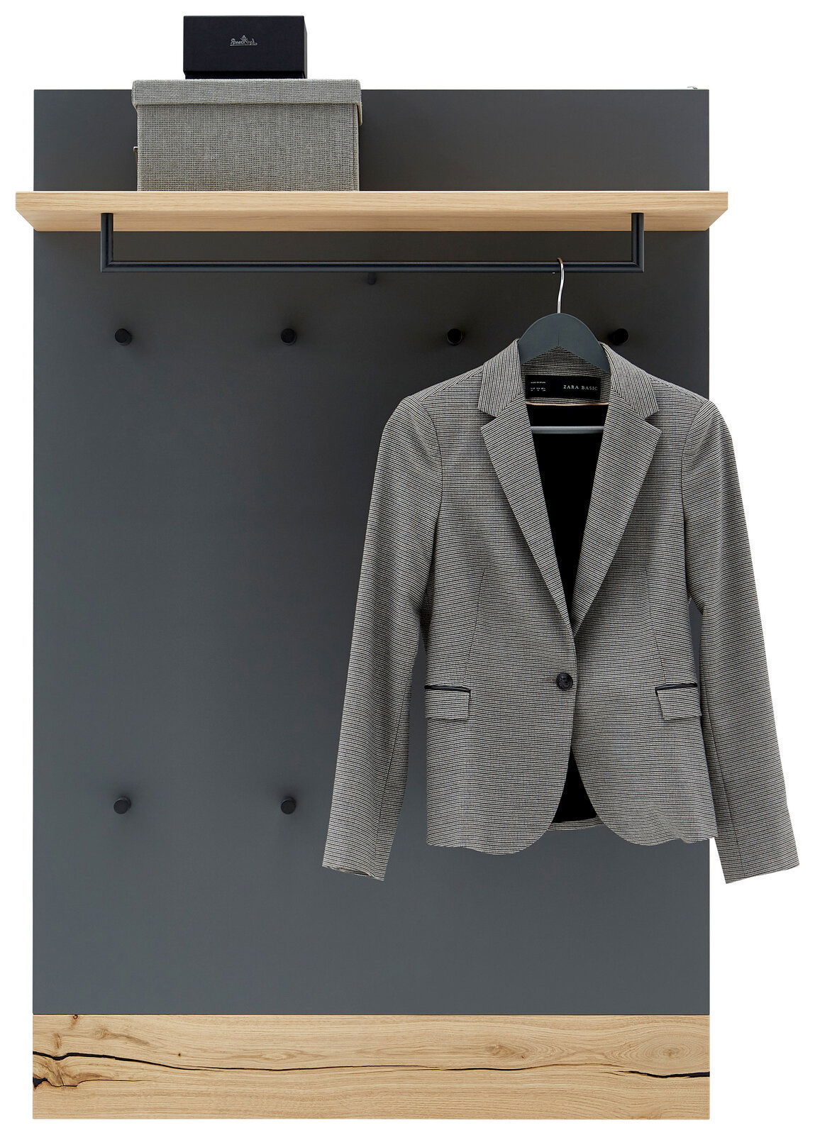 Moderne Garderobenpaneel in Anthrazit mit Holzablage und schwarzer Kleiderstange, daran hängt ein grauer Blazer; Frontalansicht.