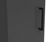 Nahaufnahme eines grauen Mehrzweckschranks mit schwarzem Griff, seitliche Perspektive