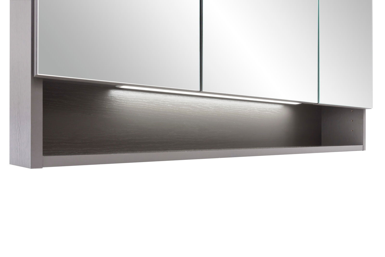 Moderner Spiegelschrank mit integrierter Beleuchtung, seitliche Perspektive