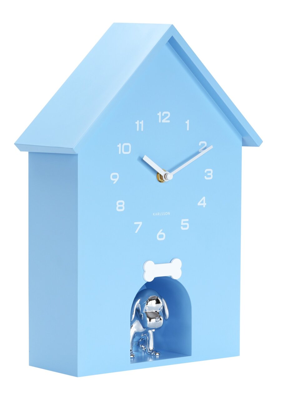 Blaue Wanduhr in Form eines Hauses mit silbernem Hund und Knochenmotiv, seitliche Perspektive