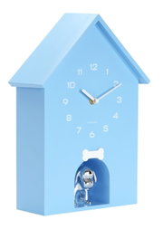 Blaue Wanduhr in Form eines Hauses mit silbernem Hund und Knochenmotiv, seitliche Perspektive