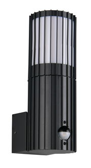 Moderne schwarze Außenwandleuchte mit vertikalen Streben und integriertem Sensor, seitliche Perspektive