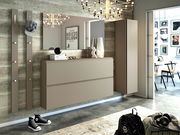 Moderne Garderobeneinrichtung mit Spiegel, Hängeschuhschrank und Hakenleiste in einer stilvollen, urbanen Umgebung. Perspektive von vorne.