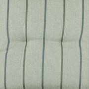 Nahaufnahme einer Sesselauflage mit grünlichen Streifenmuster, von oben betrachtet.