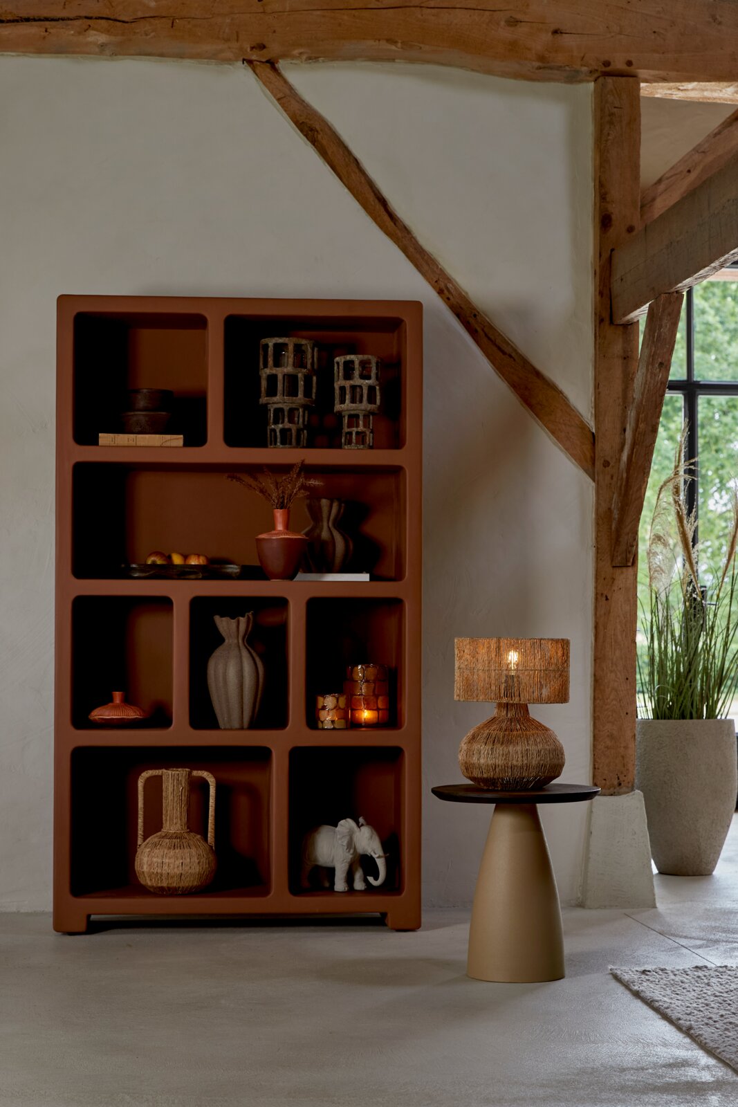 Light&Living Beistelltisch OCANA Beistelltisch mit konischem Fuß und runder Tischplatte, darauf eine geflochtene Tischlampe. Perspektive von vorne.