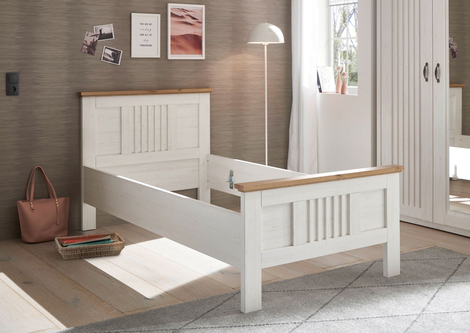 Weißes Holzbett mit natürlicher Holzoberfläche, seitliche Perspektive im modernen Schlafzimmer.