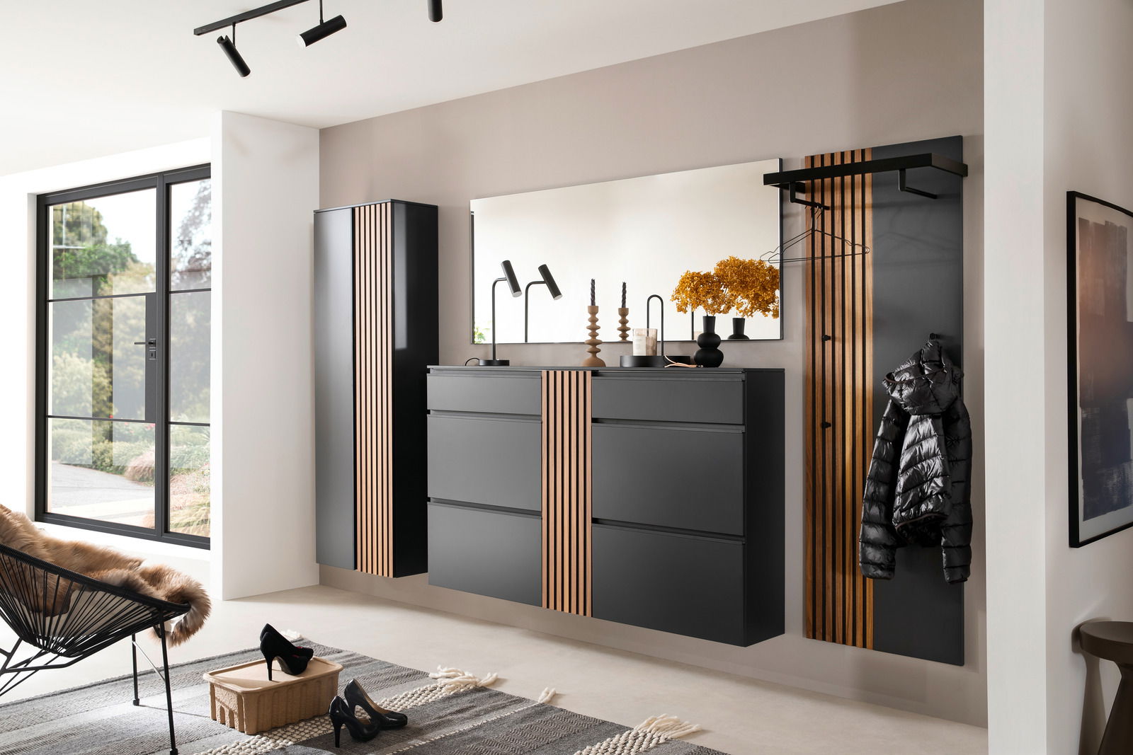 Moderano Hänge-Schuhschrank ARTA Moderne Garderobeneinrichtung mit Hängeschrank, Schuhschrank, XL-Spiegel und Garderobenpaneel in einer stilvollen, hellen Umgebung. Frontalansicht.