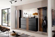 Moderne Garderobeneinrichtung mit Hängeschrank, Schuhschrank, XL-Spiegel und Garderobenpaneel in einer stilvollen, hellen Umgebung. Frontalansicht.