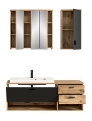 Moderne Badkombination mit Holz- und Spiegelelementen, bestehend aus einem Waschtisch mit schwarzer Front und zwei Schubladen, sowie einem Spiegelschrank und einem Hängeschrank, aus der Frontalperspektive.