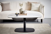 Moderner Couchtisch mit weißer Marmorplatte und schwarzem Metallfuß, frontal vor einem cremefarbenen Sofa.
