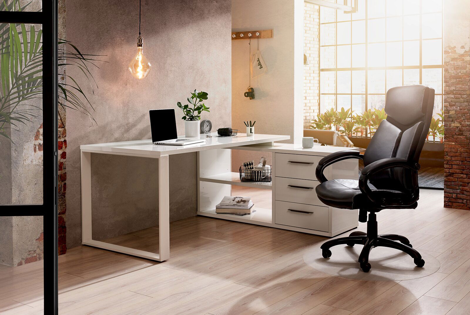 Moderner Eck-Schreibtisch in einem stilvollen Büro mit Lichteinfall von rechts, ausgestattet mit Laptop, Pflanzen und Büromaterialien.