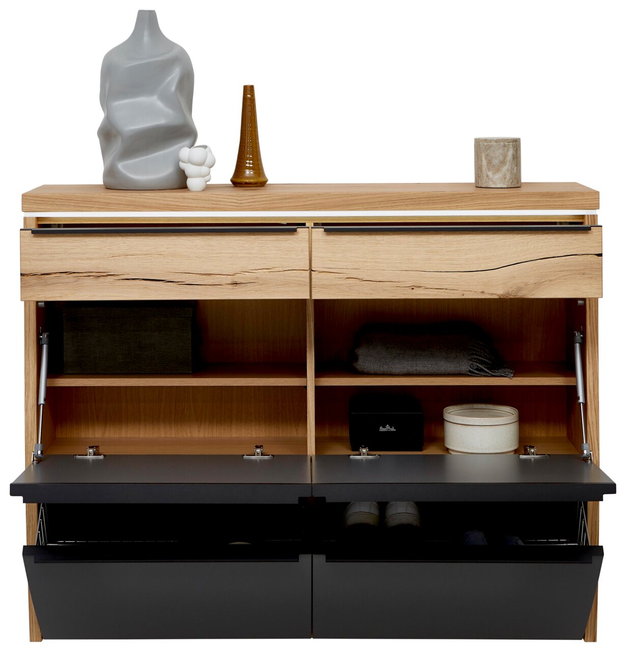 Offenes Schuhschrank-Sideboard aus hellem Holz mit zwei Klappen, Innenfächern und schwarzen Schuhkörben, dekoriert mit Vasen und Skulptur auf der Oberplatte, Frontalansicht