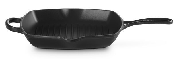 Schwarze Grillpfanne aus Gusseisen mit Rillen, seitliche Perspektive