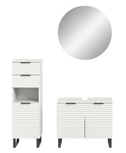 Moderne Badkombination bestehend aus einem hohen Schrank mit Schubladen und einem Waschbeckenunterschrank, beide in Weiß mit geriffelter Front, sowie einem runden Spiegel. Frontalansicht.