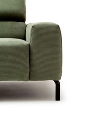 Grünes Sofa mit geripptem Stoffbezug, Nahaufnahme der Armlehne und Sitzfläche von der Seite