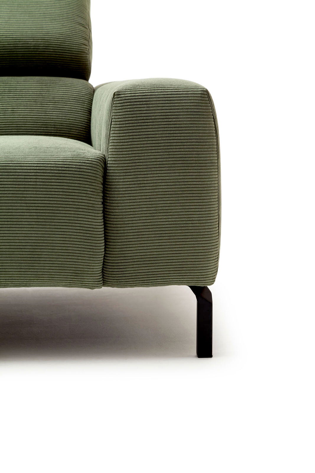 Grünes Sofa mit geripptem Stoffbezug, Nahaufnahme der Armlehne und Sitzfläche von der Seite