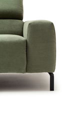 Grünes Sofa mit geripptem Stoffbezug, Nahaufnahme der Armlehne und Sitzfläche von der Seite