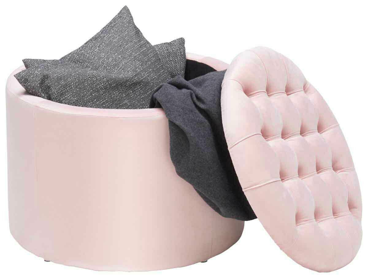 Runder, rosa Hocker mit abnehmbarem, gepolstertem Deckel, der Stauraum bietet. Perspektive von schräg oben.