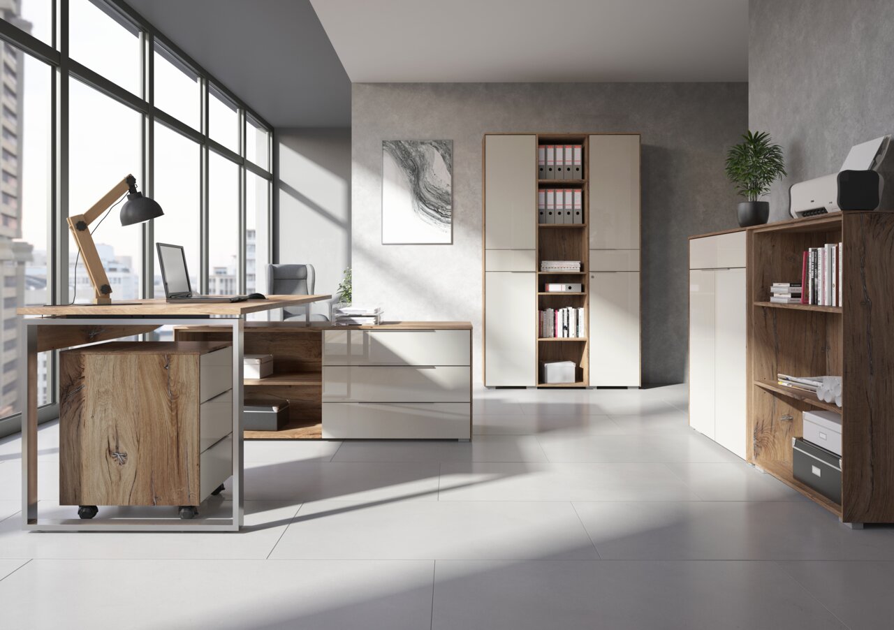 Modern kantoor met hoekbureau, rolcontainer en archiefkasten in houtlook, zijaanzicht.