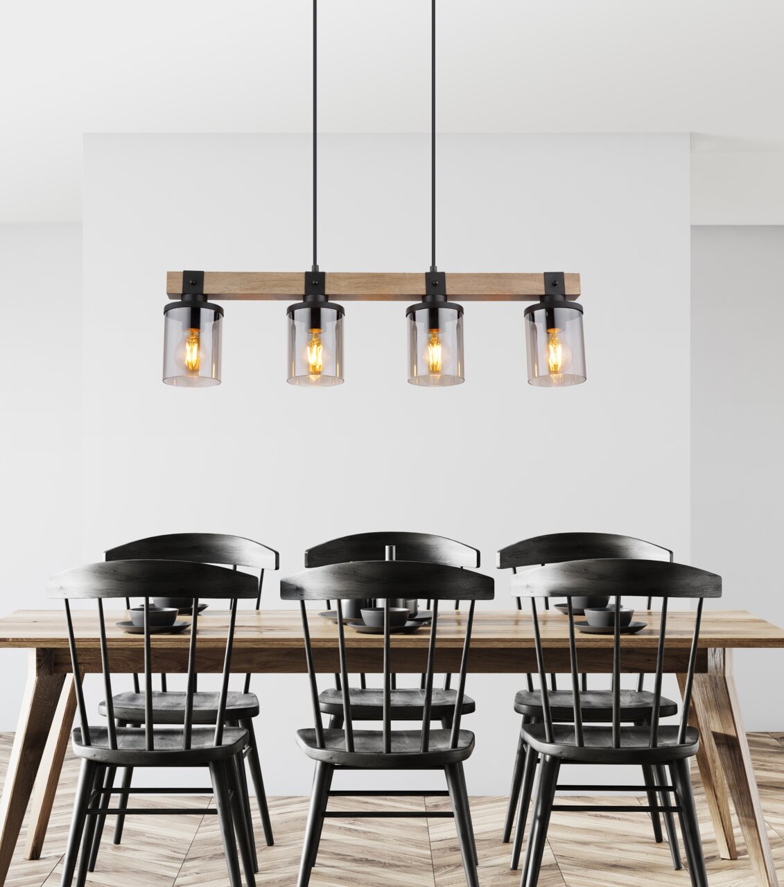 Globo Lighting Hängeleuchte LILA Moderne Hängeleuchte mit vier Glühbirnen in Glaszylindern, aufgehängt an einem Holzbalken über einem Esstisch, Perspektive von vorne.