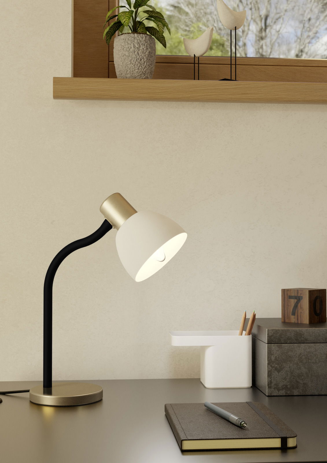 Moderne Tischleuchte MACERE in seitlicher Perspektive auf einem Schreibtisch, mit schwarzem Ständer und weißem Lampenschirm, umgeben von Büroaccessoires.